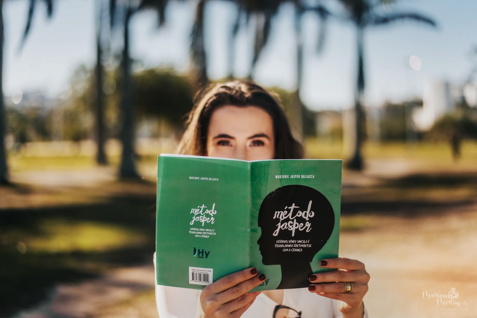 Marjorie Jasper segurando o livro Método Jasper